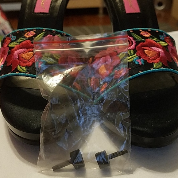 Betsy Johnson Janika Sandles - Picture 7 of 8